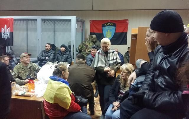 Ситуація в заблокованому суді над Коханівським: активісти палять вогнище