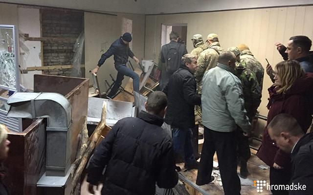 Полиция силой разблокировала суд Киева, где забаррикадировались сторонники Коханивского