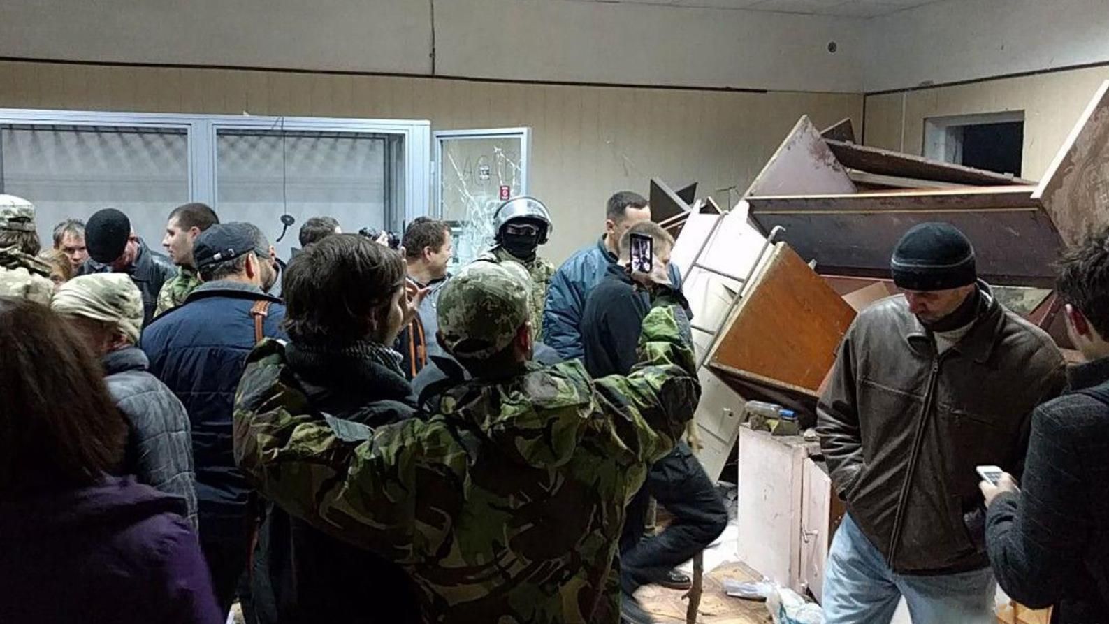 У суді побили журналістів та розтрощили їхню техніку У суді побили журналістів та розтрощили їхню техніку