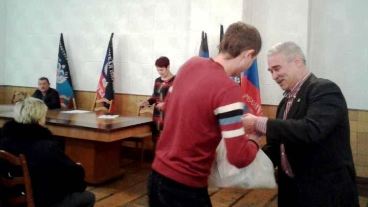 Дожили: в оккупированном Донецке шахтеров торжественно "наградили" пакетами с едой