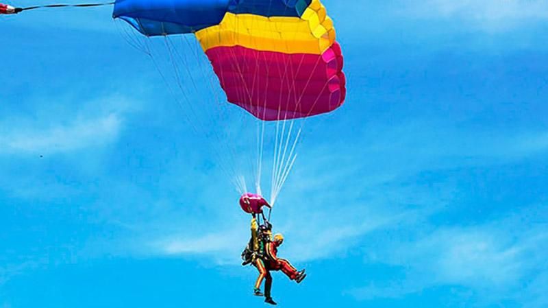 В США 94-летняя пенсионерка прыгнула с парашютом: появилось видео В США 94-летняя пенсионерка прыгнула с парашютом: появилось видео