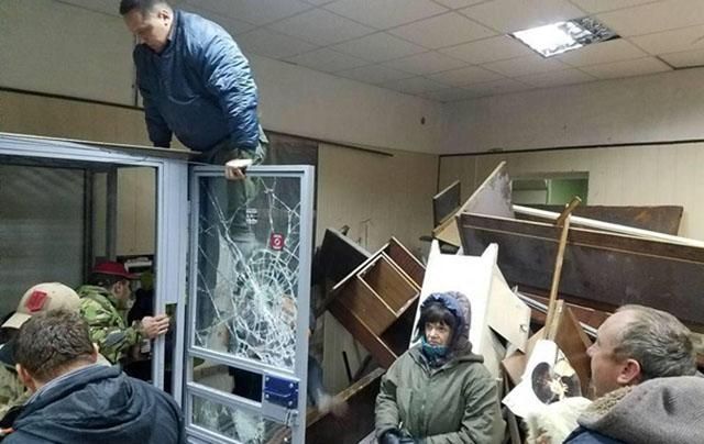 Поліція заарештувала активістів, які влаштували погром у Святошинському суді Поліція заарештувала активістів, які влаштували погром у Святошинському суді