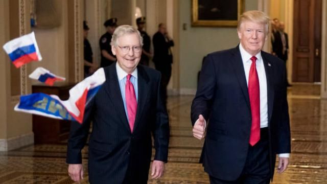 "З Росії з любов'ю": Трампа закидали російськими прапорами "З Росії з любов'ю": Трампа закидали російськими прапорами