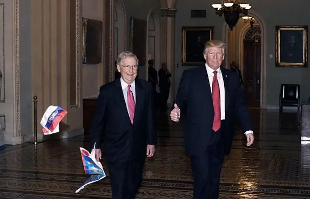 У Трампа кинули російськими прапорцями У Трампа кинули російськими прапорцями