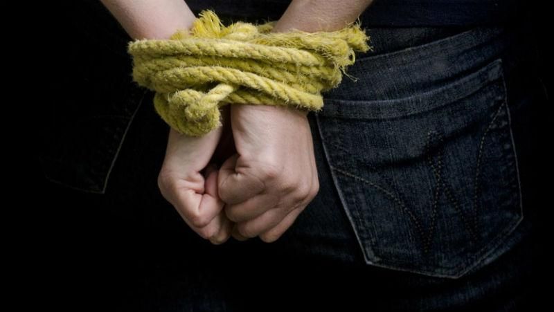 Група чоловіків знущались над двома підлітками Група чоловіків знущались над двома підлітками