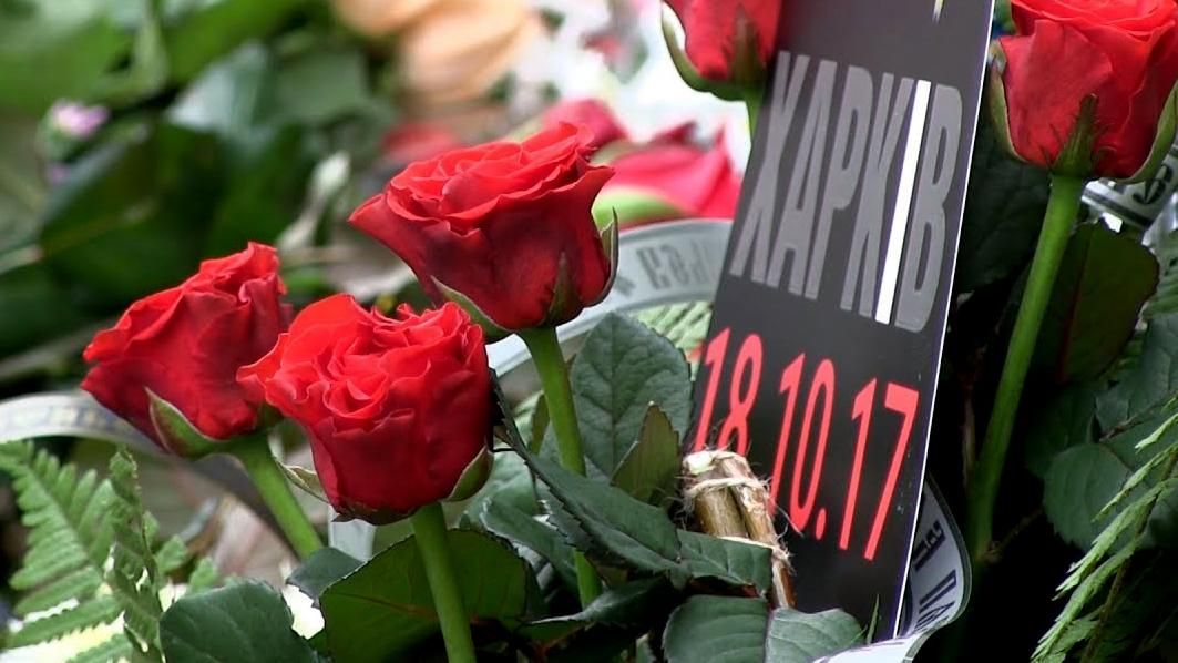 ДТП в Харькове: к месту аварии нанесли "гору" цветов