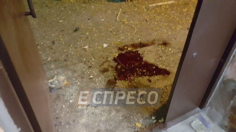 На сходах великі калюжі крові: як зараз виглядає місце замаху на Мосійчука (18+) На сходах великі калюжі крові: як зараз виглядає місце замаху на Мосійчука (18+)