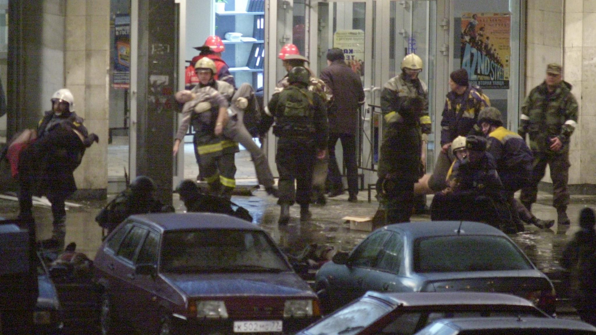 174 загиблих: сьогодні 15-ті роковини теракту "Норд-Ост" 174 загиблих: сьогодні 15-ті роковини теракту "Норд-Ост"