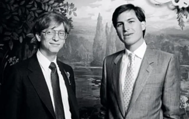Білл Гейтс (ліворуч) та Стів Джобс (праворуч) 