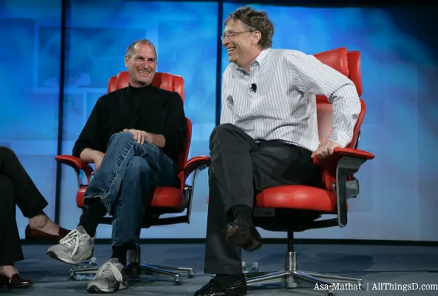 Стів Джобс (ліворуч) та Білл Гейтс (праворуч) 