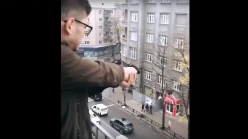 Стрельба в Харькове: видео как парень из балкона расстрелял людей