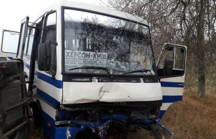 Смертельная авария на Николаевщине: рейсовый автобус столкнулся с "Москвичом"