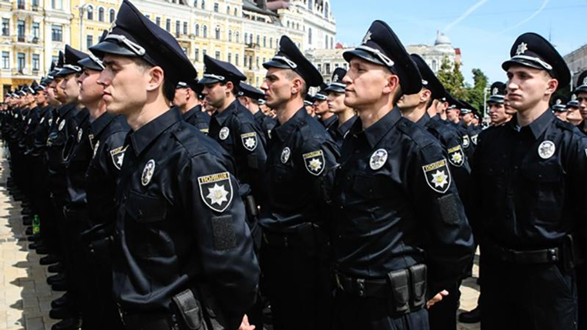 В Николаеве двое полицейских устроили драку В Николаеве двое полицейских устроили драку