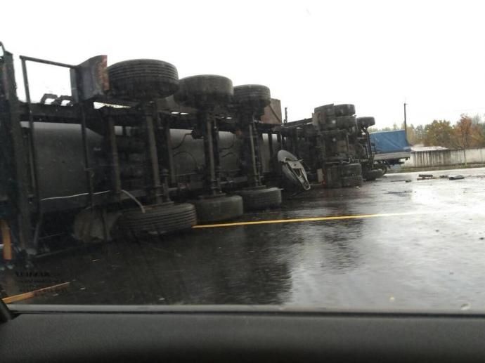 Под Киевом перевернулся грузовик с опасным веществом: фото