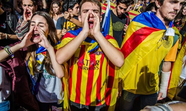 Лидер Каталонии отменил выступление, где должен был провозгласить независимость – ему кричат: "Предатель" Лидер Каталонии отменил выступление, где должен был провозгласить независимость – ему кричат: "Предатель"