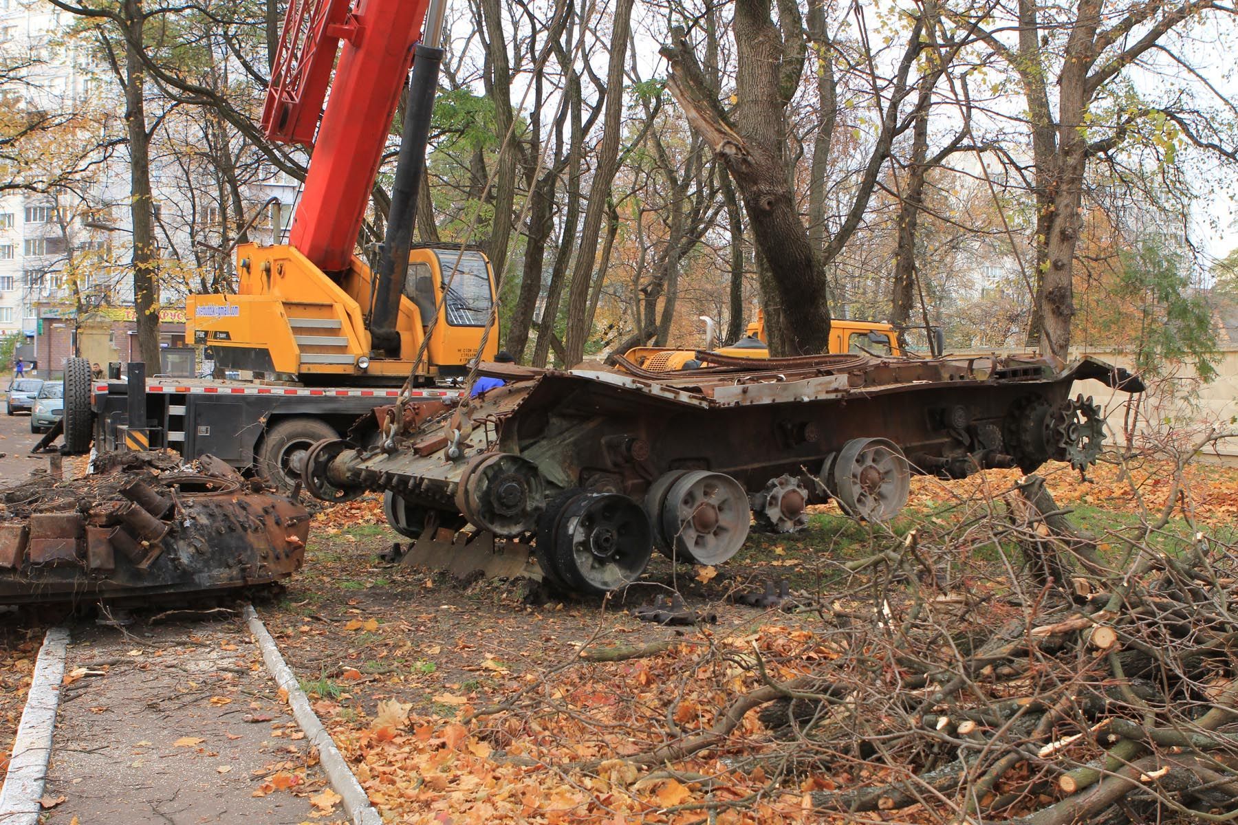З підбитого танка терористів зроблять символ мужності: фото З підбитого танка терористів зроблять символ мужності: фото