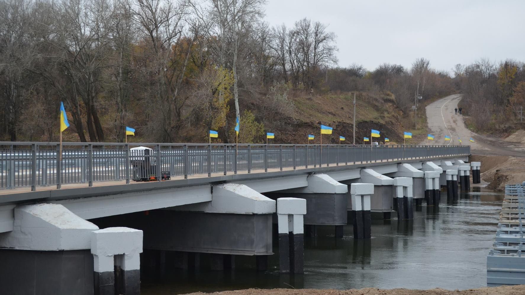 На Луганщине восстановили мост, разрушенный боевиками в 2014 году: фото и видео