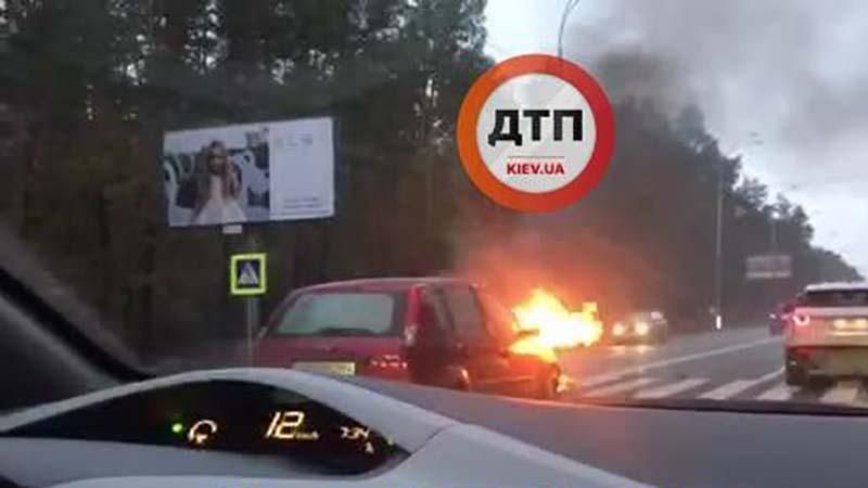 В елітному районі столиці загорілось авто: з'явились перші фото
