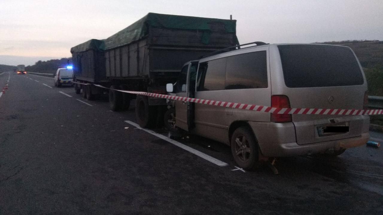 Мікроавтобус врізався у КамАЗ: постраждала маленька дитина Мікроавтобус врізався у КамАЗ: постраждала маленька дитина