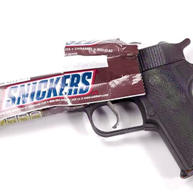 Россиянин грабил магазины, угрожая продавцам "Сникерсом" Россиянин грабил магазины, угрожая продавцам "Сникерсом"