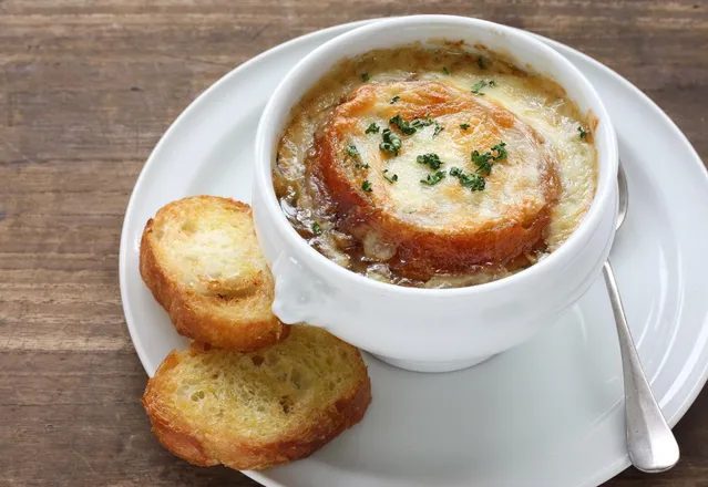 Рецепт цибулевого супу легко повторити на домашній кухні 