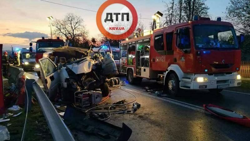 Двоє українців загинуло в аварії у Польщі: ще п’ятеро у важкому стані, – ЗМІ Двоє українців загинуло в аварії у Польщі: ще п’ятеро у важкому стані, – ЗМІ