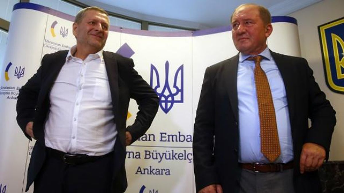 Домой вернулись двое славных рыцарей: Порошенко поздравил Умерова и Чийгоза с освобождением
Домой вернулись двое славных рыцарей: Порошенко поздравил Умерова и Чийгоза с освобождением
