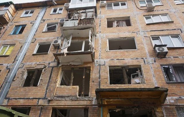 Последствия взрыва в доме Донецка сняли на фото