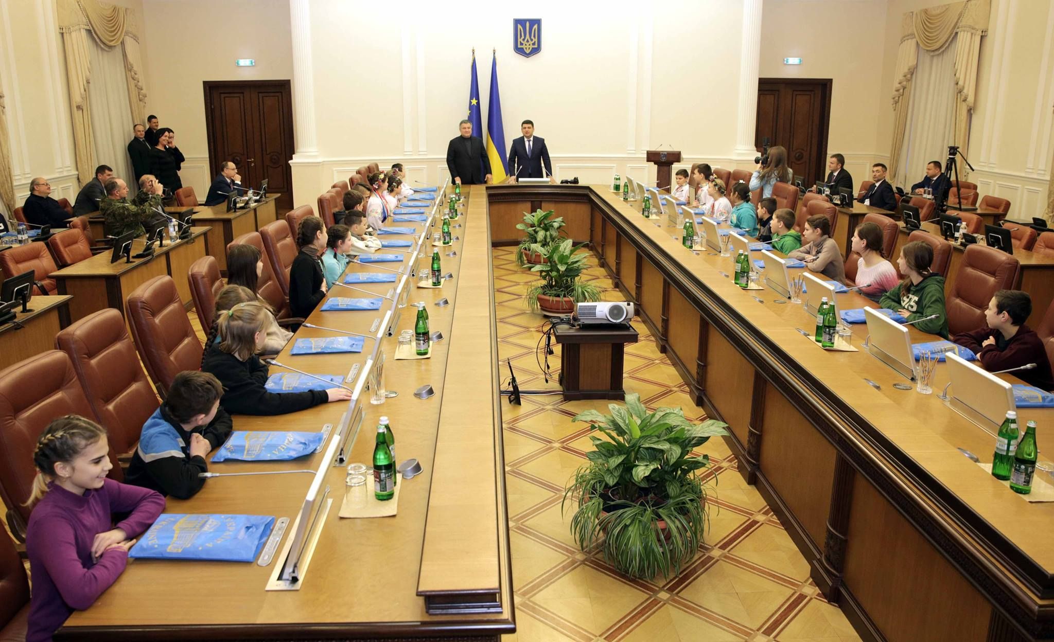 Кабмин объявил тендер на закупку телевизоров за колоссальную цену Кабмин объявил тендер на закупку телевизоров за колоссальную цену