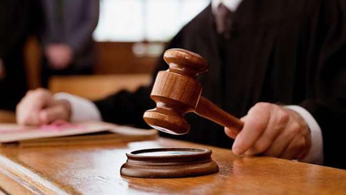 Двох білих фермерів засудили за примус темношкірого залізти до труни Двох білих фермерів засудили за примус темношкірого залізти до труни