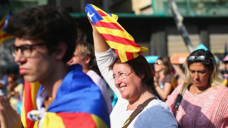 С горсоветов в Каталонии снимают флаги Испании: появилось видео