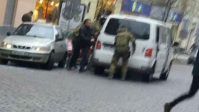 Трьох соратників Саакашвілі силою видворили з України Трьох соратників Саакашвілі силою видворили з України