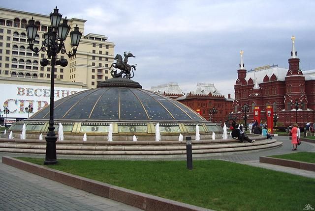 У Кремля мужчины попытались поджечь сено и получили обвинения в терроризме У Кремля мужчины попытались поджечь сено и получили обвинения в терроризме