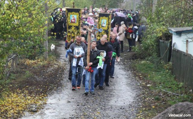 Прощалися на колінах: На Вінниччині поховали загиблого охоронця Мосійчука