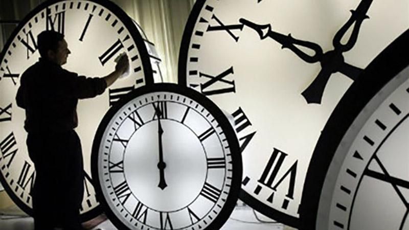 Єврокомісія проти переведення годинників на літній час