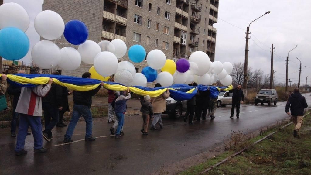Активісти запустили величезний прапор України у бік "ДНР": промовисті фото 
