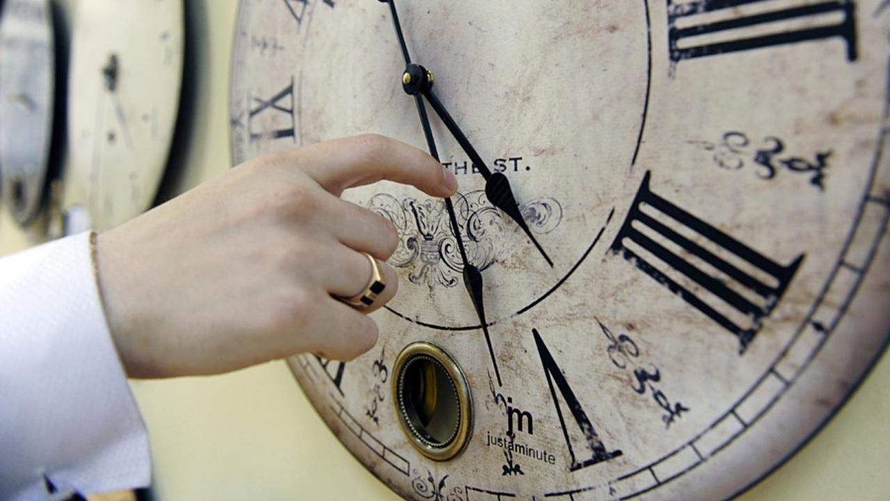 Зимнее время в Украине: главные часы располагаются не в Киеве Зимнее время в Украине: главные часы располагаются не в Киеве