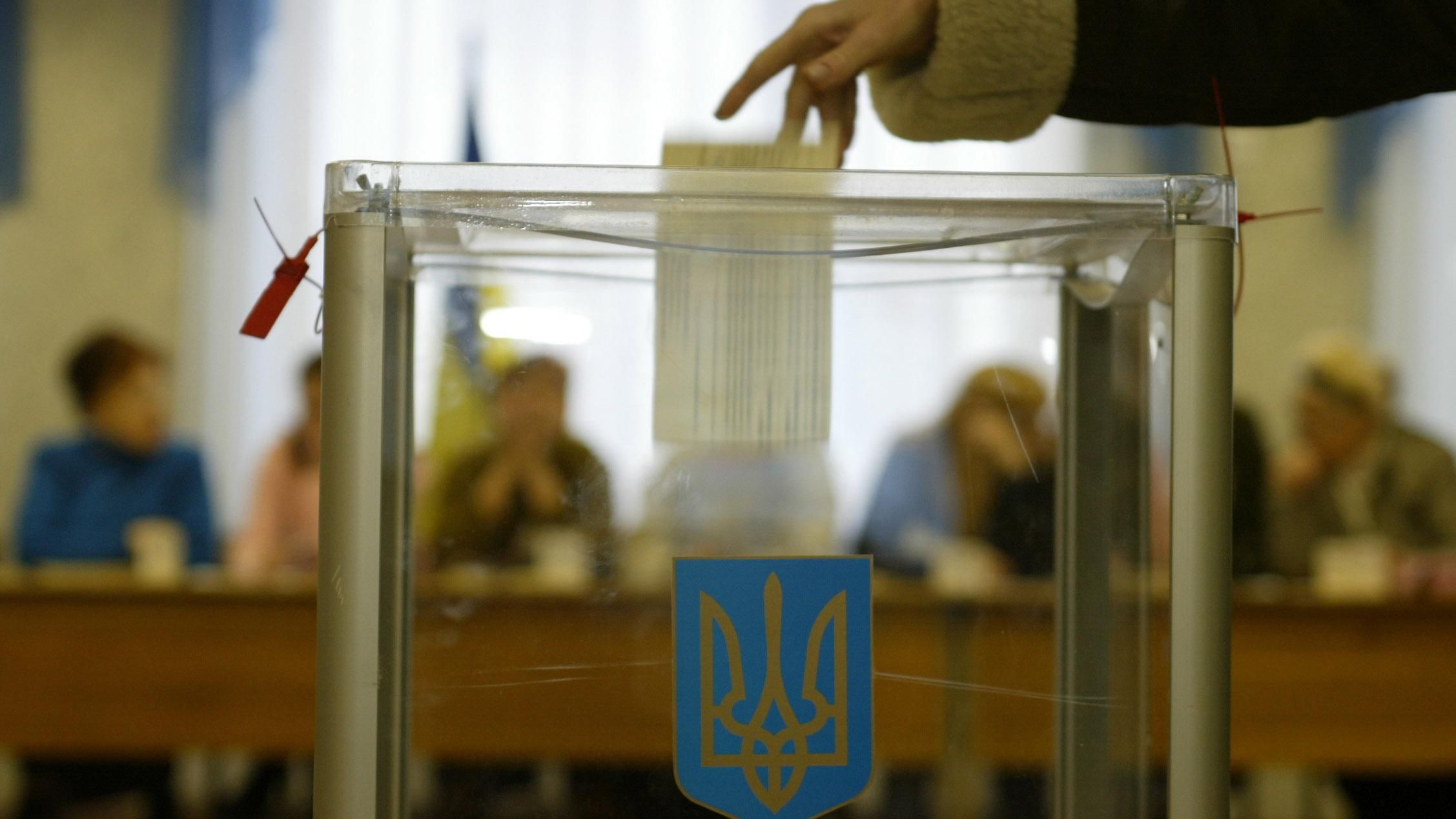 Агитации и закрытые участки: в Украине стартовали местные выборы в территориальных общинах