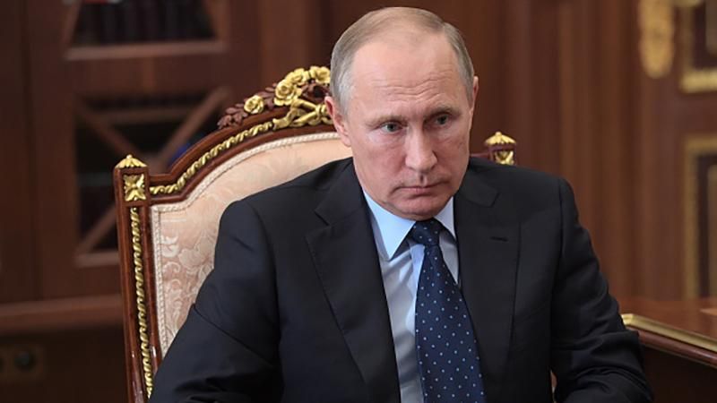 "Путин, угомоните свои амбиции": проукраинский баннер встретил известную певицу в Берлине "Путин, угомоните свои амбиции": проукраинский баннер встретил известную певицу в Берлине