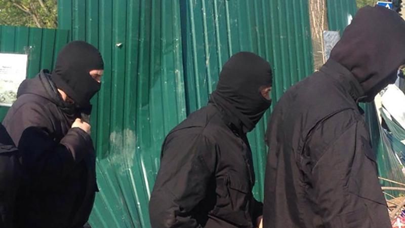 "Титушки" в балаклавах пытались захватить аэродром ВСУ в Одессе "Титушки" в балаклавах пытались захватить аэродром ВСУ в Одессе