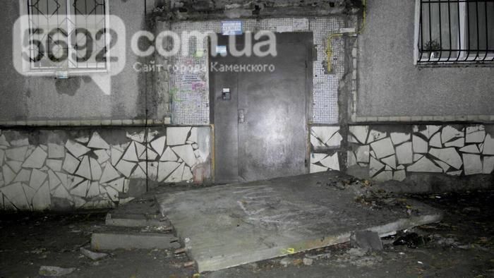У Кам'янському через обвал даху під'їзду загинув підліток У Кам'янському через обвал даху під'їзду загинув підліток