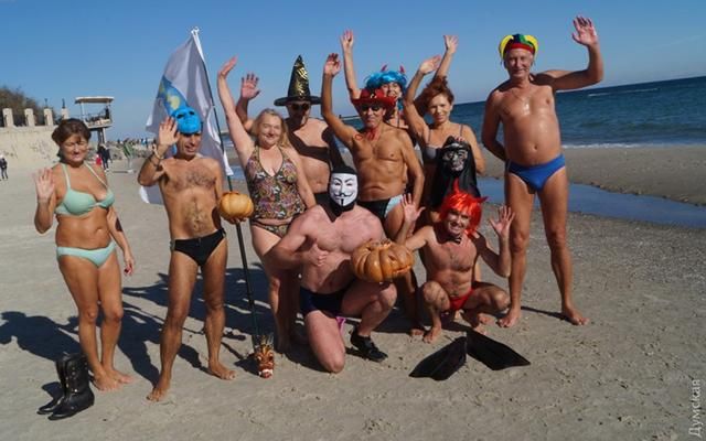 Хелловін по-одеськи: моржі пірнули в море у вигадливих костюмах