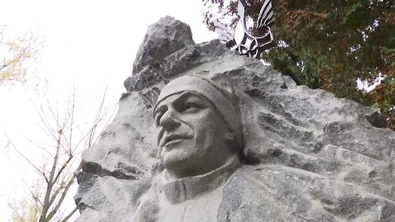 Легендарному бійцю встановили пам’ятник Легендарному бійцю встановили пам’ятник