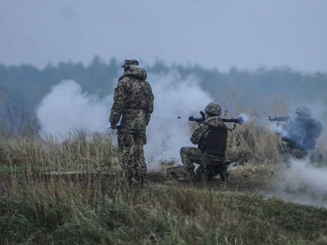 Бойовики 15 разів обстріляли позиції українських військових на Донбасі: є поранений