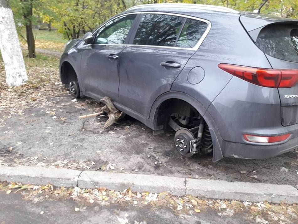 У Києві з припаркованих автомобілів крадуть колеса