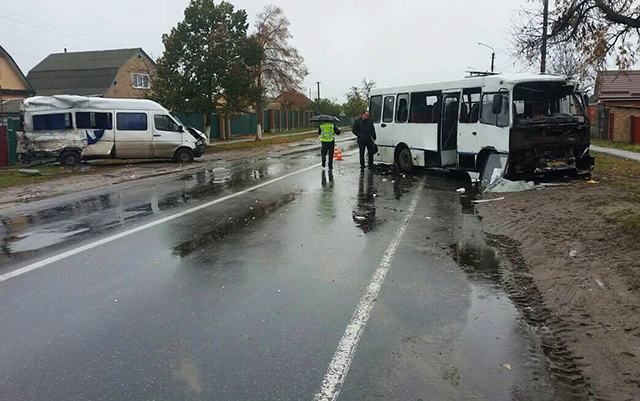 На Київщині зіткнулися автобус та маршрутка: є постраждалі