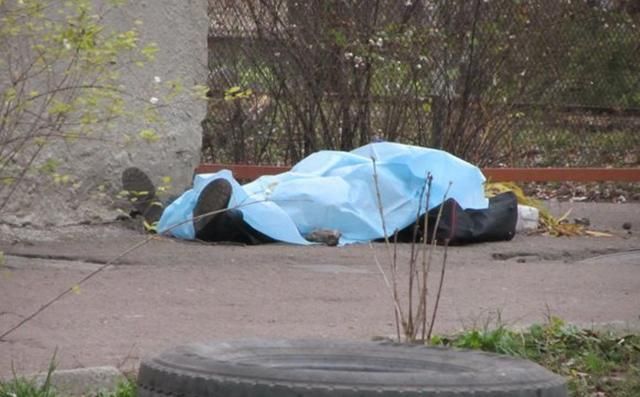 Чоловік помер на лавці в Києві: труп уже кілька годин не забирають з місця події