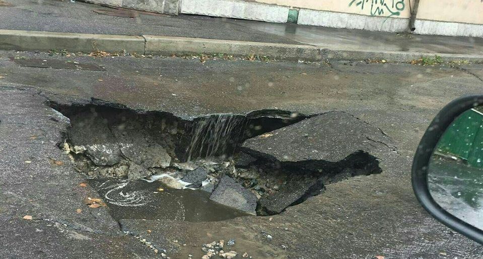 В Киеве в вымытый асфальт провалилось авто: фото В Киеве в вымытый асфальт провалилось авто: фото