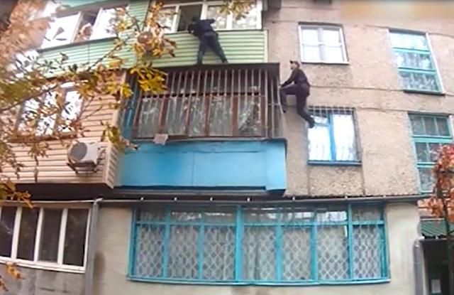 В Маріуполі чоловік взяв у заручники власних дружину та доньку: поліція показала відео В Маріуполі чоловік взяв у заручники власних дружину та доньку: поліція показала відео