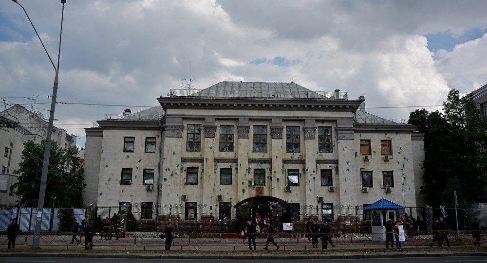 Если бы посольство РФ в Киеве не закрыли, сегодня его вполне могли бы сжечь, – Березовец